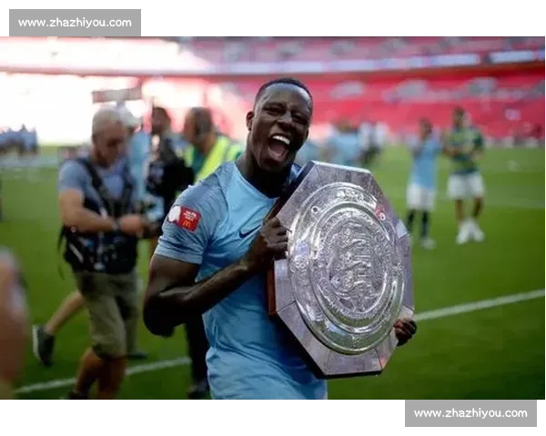 巴洛特利巴黎时装周跨界首秀 34 岁足坛传奇开启时尚新征程